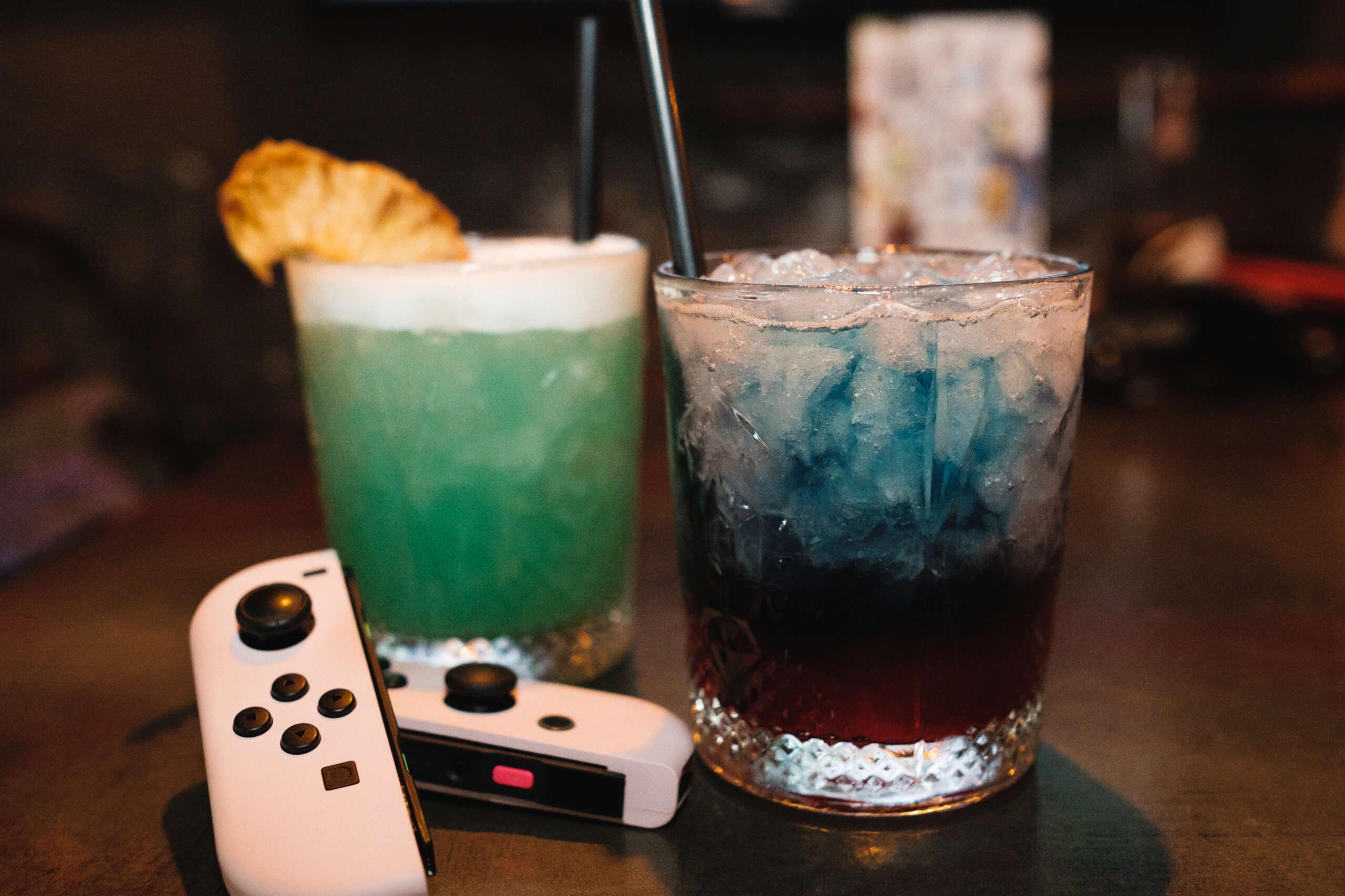 Zwei Cocktails und Nintendo Switch Controller