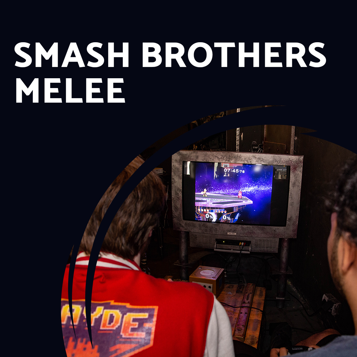Zwei Spieler sitzen vor einem alten Röhrenfernseher. Vor diesem steht ein Gamecube. Beide spielen Smash Brothers Melee gegeneinander.