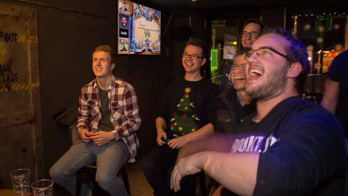 Wir bieten eine Menge Spiele und passende Turniere auf Firmen Weihnachtsfeiern an. Personen lachen bei einer Partie Mario Kart.