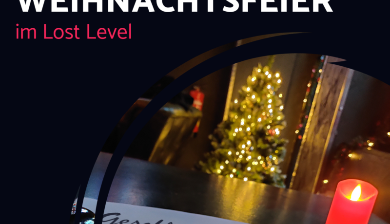 Moderne Firmen Weihnachtsfeier in Köln. Man sieht einen Kakao mit Marshmallowes und i Hintergrund unscharf einen Weihnachtsbaum